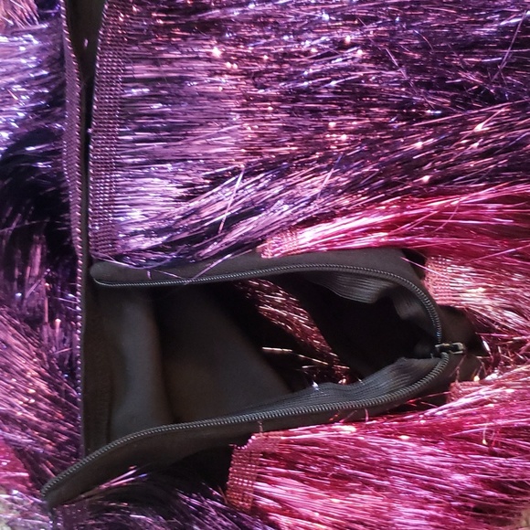 📌 NWOT Nasty Gal Metallic Tiered Fringe Shorts - Picture 8 of 9